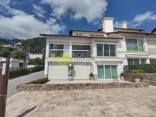 Casa com 200m² 4 quartos e 5 banheiros, para alugar, no bairro Sambaqui em Florianópolis