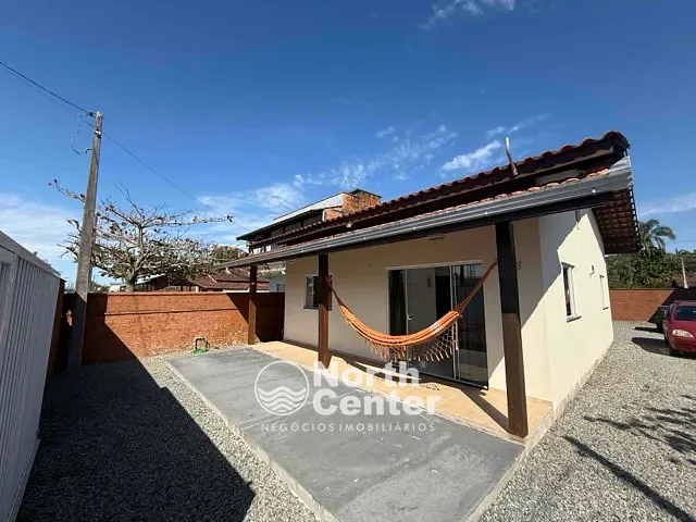 Casa 2 quartos e 1 banheiro, para alugar, no bairro Costeira em Balneário Barra do Sul