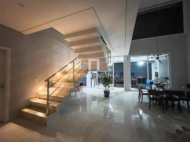 Casa com 450m² 4 quartos e 6 banheiros, à venda, no bairro Condomínio Residencial Campos do Conde em Bragança Paulista