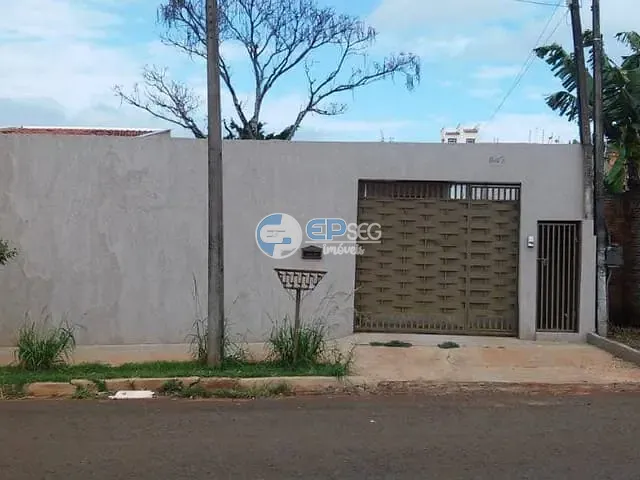 Casa com 250m² 2 quartos e 1 banheiro, à venda, no bairro Colinas em Londrina