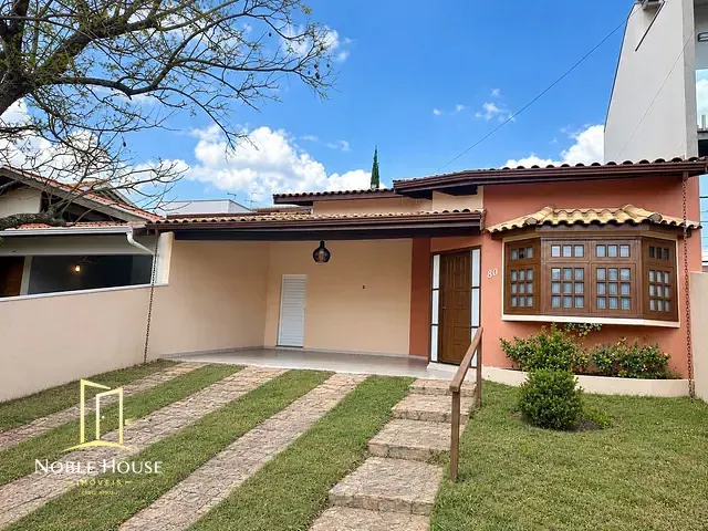 Casa com 250m² 3 quartos e 3 banheiros, à venda ou para alugar, no bairro Pinheirinho em Vinhedo