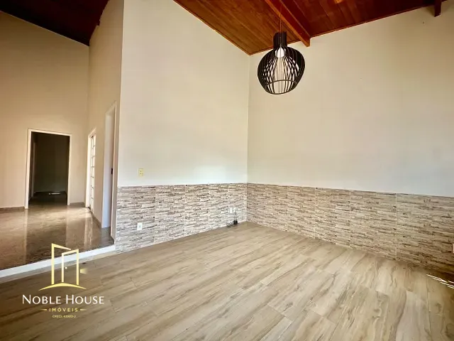 Casa com 250m² 3 quartos e 3 banheiros, à venda ou para alugar, no bairro Pinheirinho em Vinhedo