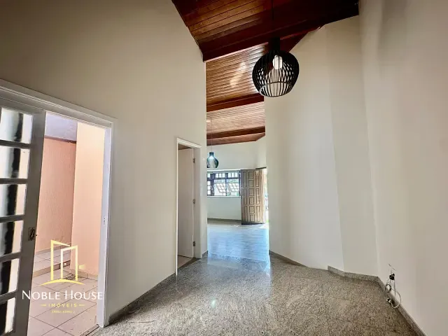 Casa com 250m² 3 quartos e 3 banheiros, à venda ou para alugar, no bairro Pinheirinho em Vinhedo