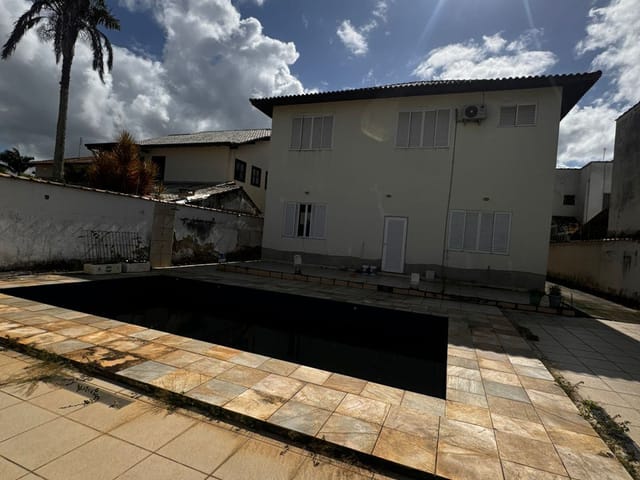 Casa com 360m² 3 quartos e 5 banheiros, à venda, no bairro Extensão do Bosque em Rio das Ostras