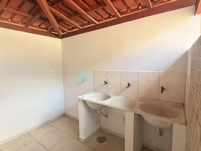 Casa 3 quartos e 1 banheiro, para alugar, no bairro Loteamento Vila Chaud em Catalão
