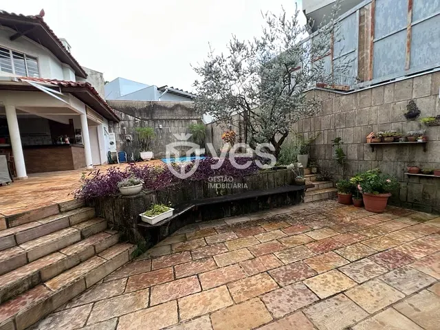 Casa com 380m² 4 quartos e 3 banheiros, à venda, no bairro Centro em Araxá
