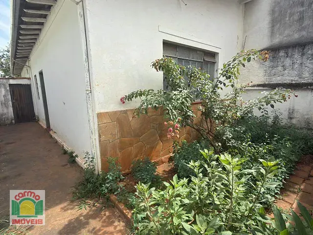 Casa 2 quartos e 1 banheiro, à venda ou para alugar, no bairro Centro em Anápolis