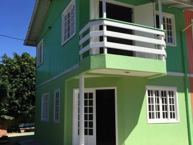 Foto do Casa - 🏡🌳 Casa Aconchegante de 2 Quartos na Armação, Florianópolis – Espaço Privativo, Casa Mista,  Aceita Pet Pequeno e está pronto para rece | Costão Sul Imóveis