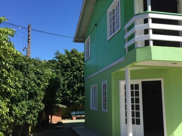 Foto do Casa - 🏡🌳 Casa Aconchegante de 2 Quartos na Armação, Florianópolis – Espaço Privativo, Casa Mista,  Aceita Pet Pequeno e está pronto para rece | Costão Sul Imóveis