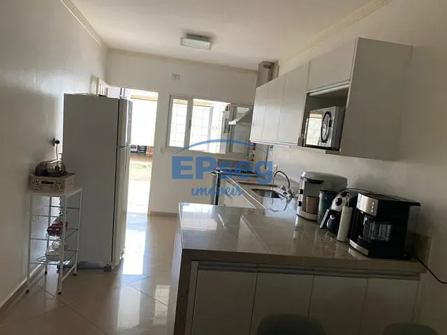 Casa com 250m² 3 quartos e 3 banheiros, à venda, no bairro Novo Aeroporto em Londrina