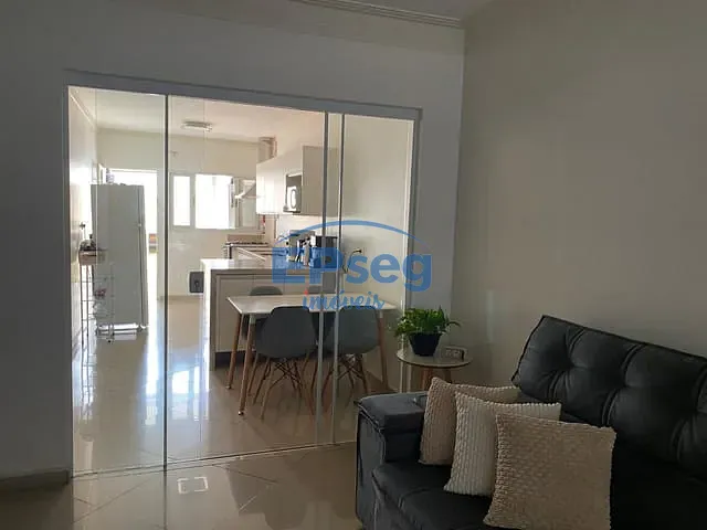 Casa com 250m² 3 quartos e 3 banheiros, à venda, no bairro Novo Aeroporto em Londrina
