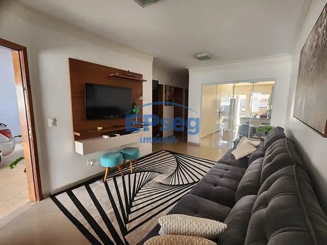 Casa com 250m² 3 quartos e 3 banheiros, à venda, no bairro Novo Aeroporto em Londrina