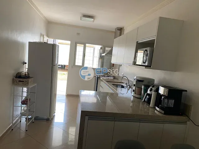 Casa com 250m² 3 quartos e 3 banheiros, à venda, no bairro Novo Aeroporto em Londrina