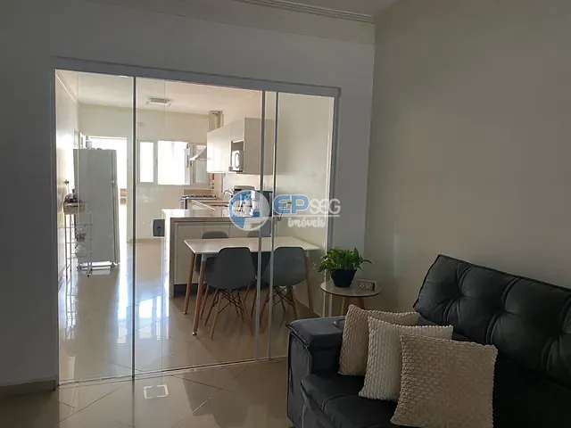 Casa com 250m² 3 quartos e 3 banheiros, à venda, no bairro Novo Aeroporto em Londrina
