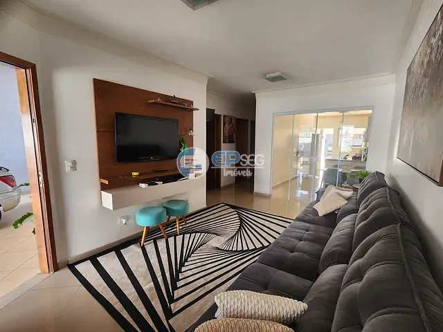 Casa com 250m² 3 quartos e 3 banheiros, à venda, no bairro Novo Aeroporto em Londrina