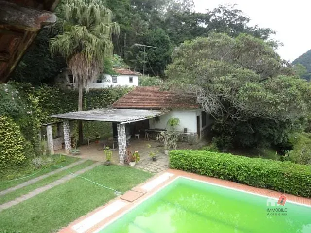 Casa com 2500m² 4 quartos e 2 banheiros, à venda, no bairro Itaipava em Petrópolis