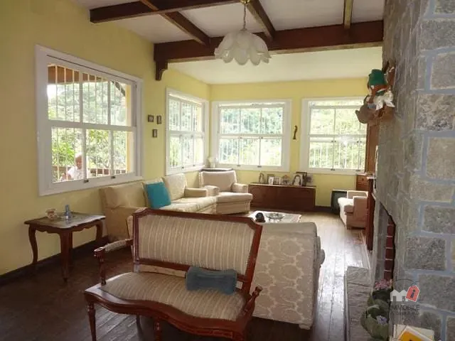 Casa com 2500m² 4 quartos e 2 banheiros, à venda, no bairro Itaipava em Petrópolis