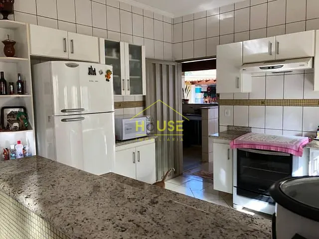Casa com 406m², à venda, no bairro Pozzobon em Votuporanga