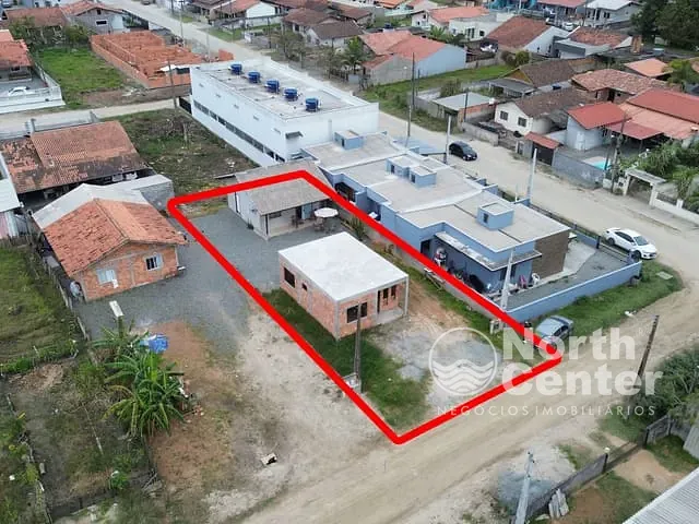 Casa com 360m² 3 quartos e 2 banheiros, à venda, no bairro Centro em Balneário Barra do Sul