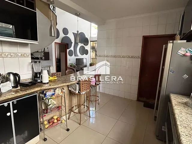 Casa com 410m² 3 quartos e 3 banheiros, à venda, no bairro Jardins Madri em Goiânia