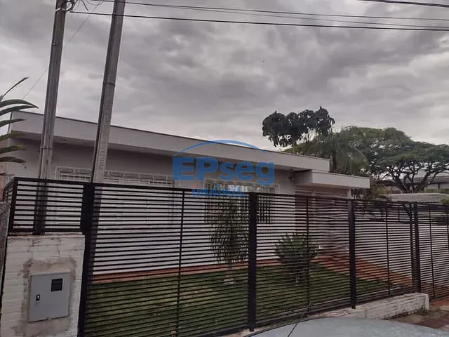 Casa à venda ou para alugar, no bairro Jardim Petrópolis em Londrina