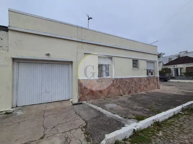 Casa 2 quartos e 1 banheiro, à venda, no bairro Centro em Pelotas