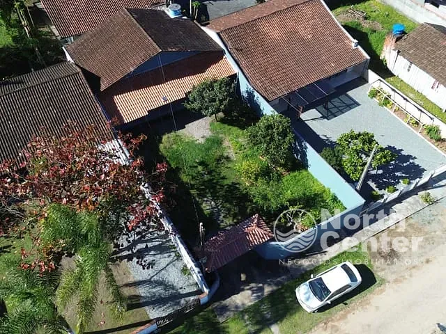 Casa com 300m² 2 quartos e 1 banheiro, à venda, no bairro Pinheiros em Balneário Barra do Sul