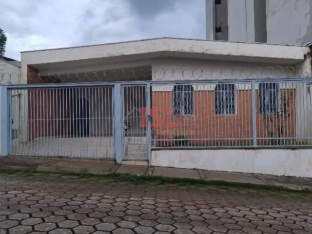 Casa 4 quartos e 3 banheiros, à venda, no bairro Centro em Passos