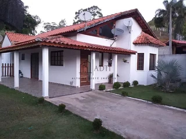 Casa 3 quartos e 2 banheiros, à venda, no bairro de grama em Salesópolis