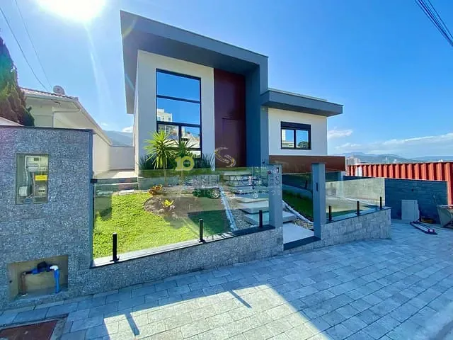 Casa com 360m² 3 quartos e 4 banheiros, à venda, no bairro Pedra Branca em Palhoça