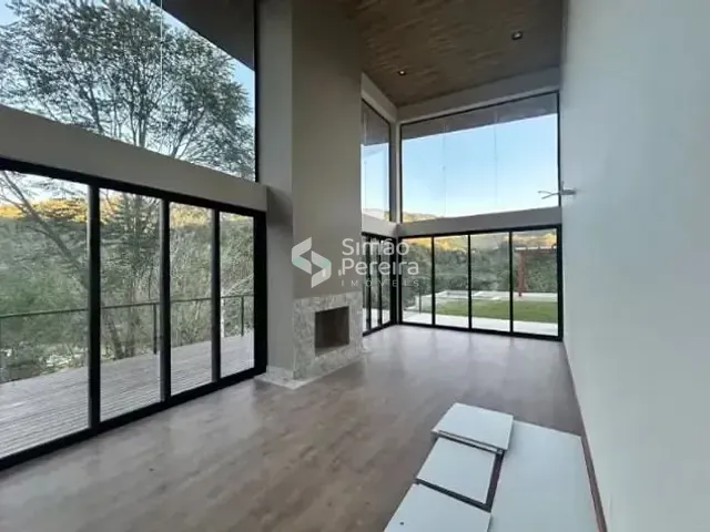 Casa com 2200m² 3 quartos e 6 banheiros, à venda, no bairro Pedro do Rio em Petrópolis