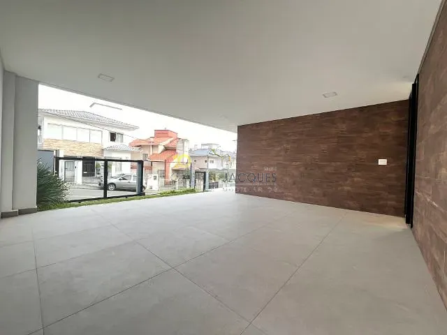 Casa com 361m² 3 quartos e 4 banheiros, à venda, no bairro Pedra Branca em Palhoça
