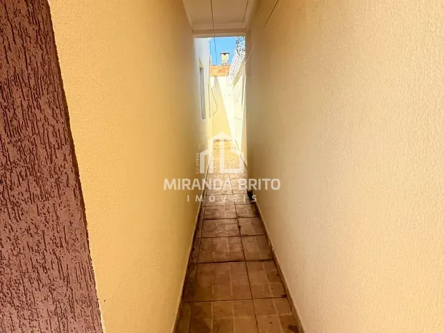 Casa 3 quartos e 2 banheiros, para alugar, no bairro Conjunto Habitacional Baliza em Goiânia