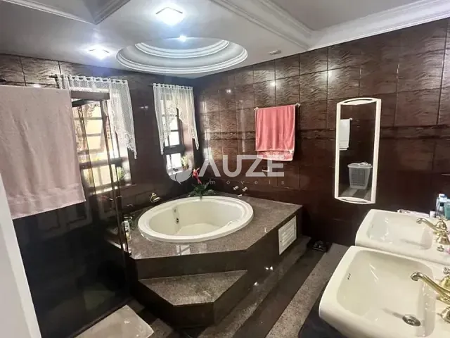 Casa com 560m² 5 quartos e 5 banheiros, à venda, no bairro Parolin em Curitiba