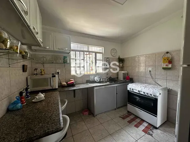 Casa com 375m² 3 quartos e 2 banheiros, à venda, no bairro Centro em Araxá