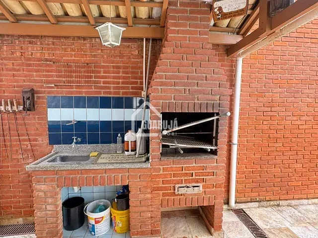 Casa com 373m² 4 quartos e 2 banheiros, à venda ou para alugar, no bairro Jardim Virgínia em Guarujá