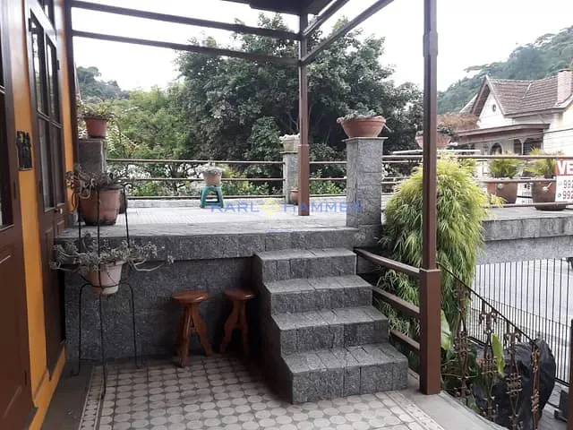 Casa 5 quartos e 2 banheiros, para alugar, no bairro Centro em Petrópolis