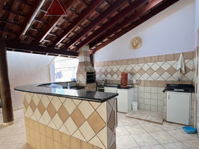 Casa com 250m² 3 quartos e 2 banheiros, à venda, no bairro Centro em Franca