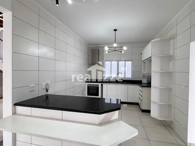 Casa 3 quartos e 3 banheiros, para alugar, no bairro Parque Santa Bárbara em Itapira