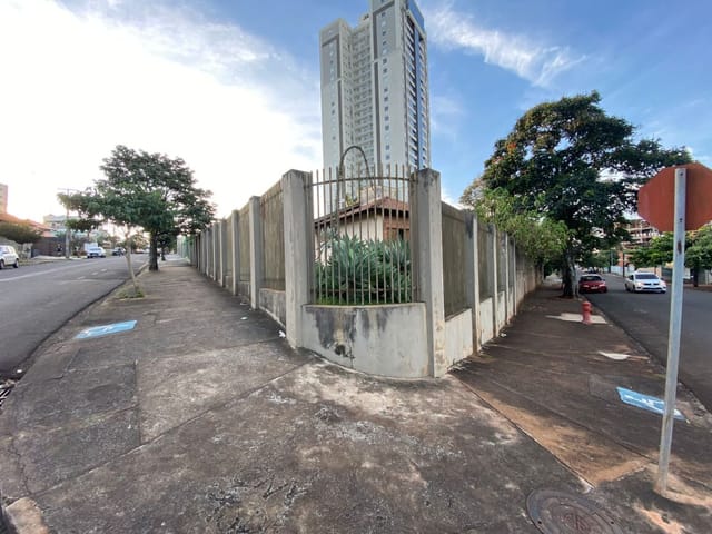 Casa com 664m² 3 quartos e 2 banheiros, à venda, no bairro Centro em Cambé