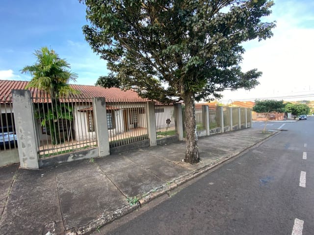 Casa com 664m² 3 quartos e 2 banheiros, à venda, no bairro Centro em Cambé