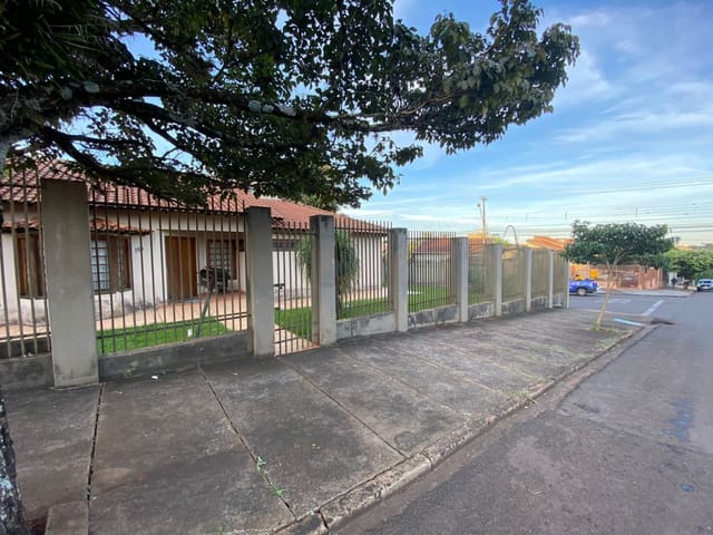Casa com 664m² 3 quartos e 2 banheiros, à venda, no bairro Centro em Cambé