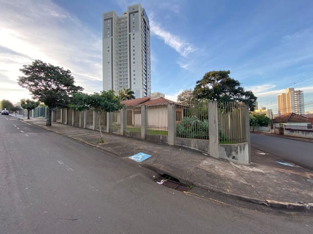 Casa com 664m² 3 quartos e 2 banheiros, à venda, no bairro Centro em Cambé