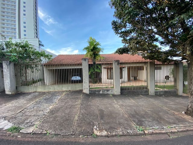 Casa com 664m² 3 quartos e 2 banheiros, à venda, no bairro Centro em Cambé