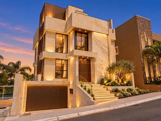 Casa com 326m² 3 quartos e 6 banheiros, à venda, no bairro Santa Cândida em Curitiba