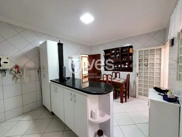 Casa com 360m² 4 quartos e 3 banheiros, à venda, no bairro Centro em Araxá