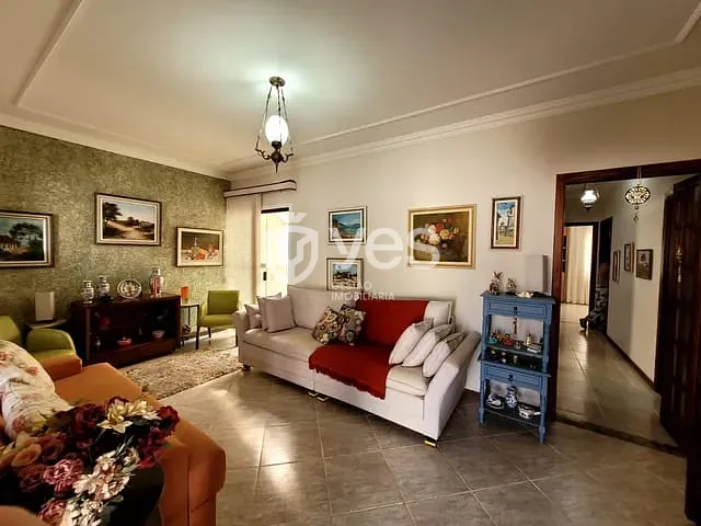 Casa com 360m² 4 quartos e 3 banheiros, à venda, no bairro Centro em Araxá