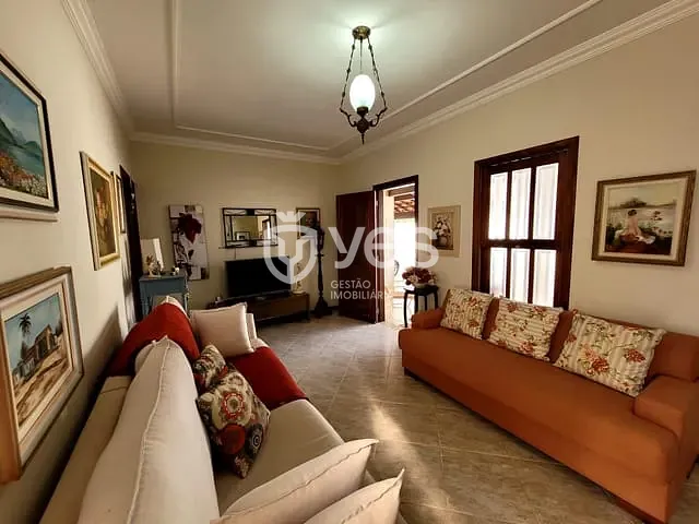 Casa com 360m² 4 quartos e 3 banheiros, à venda, no bairro Centro em Araxá