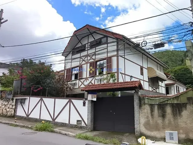 Casa 7 quartos e 5 banheiros, à venda, no bairro Bingen em Petrópolis