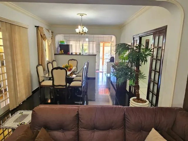 Casa com 172m² 3 quartos e 2 banheiros, à venda, no bairro Vila Casoni em Londrina